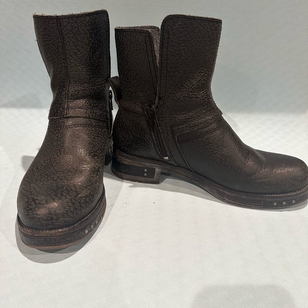 My favorite Cat boots, until I had surgery!  Black, size 8.5